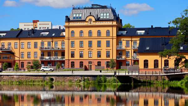 Tunafors fabriker, en gammal byggnad utmed Eskilstunaån