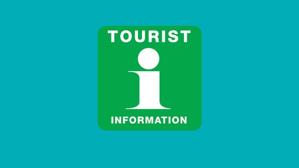 Grönt märke med texten Tourist Information