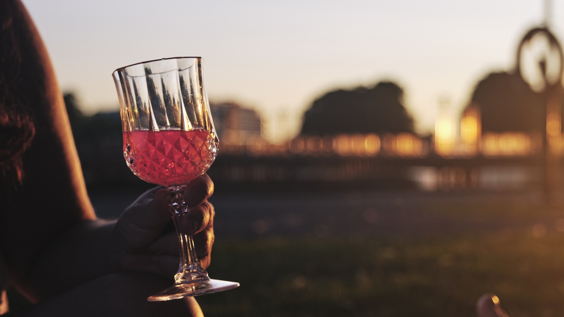 Ett glas rosé i solnedgång