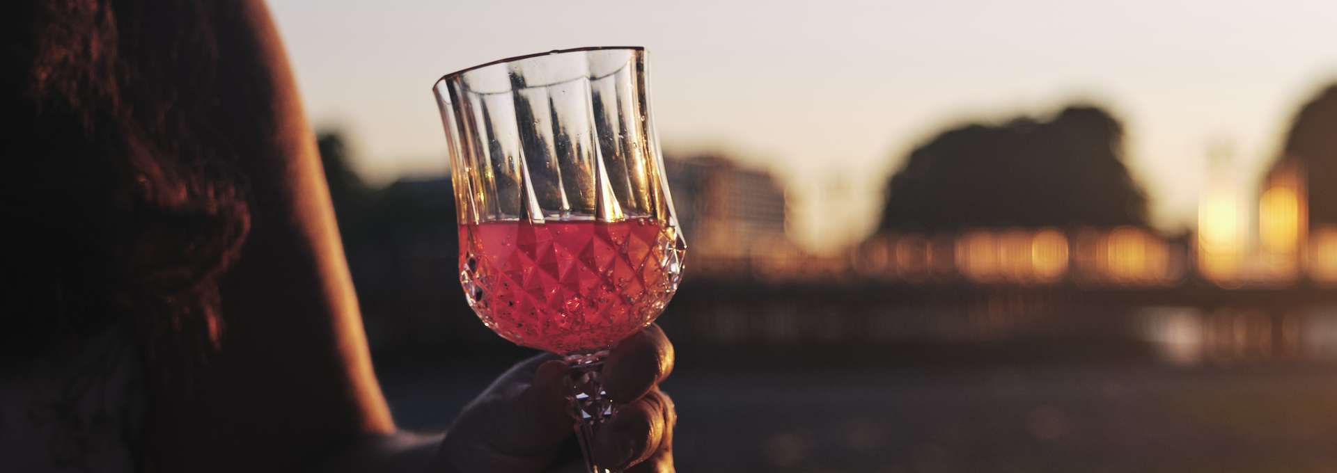Ett glas rosé i solnedgång